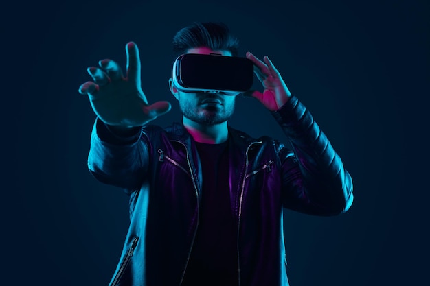 Hombre con gafas vr interactuando con el mundo virtual