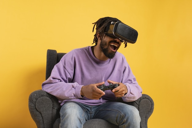 Hombre con gafas vr juega con un videojuego virtual