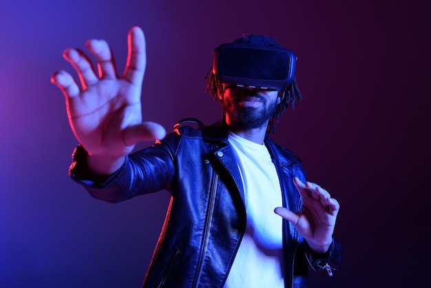 Hombre con gafas vr mira algo en el metaverso futurista