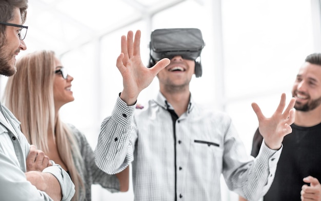 Hombre con gafas VR en la oficina