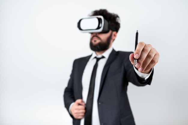 Hombre con gafas Vr y señalando actualizaciones recientes con bolígrafo Empresario con anteojos de realidad virtual y presentando una nueva idea