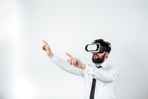 Hombre con gafas Vr y señalando mensajes importantes con ambas manos Empresario con anteojos de realidad virtual y mostrando información crucial con dos dedos