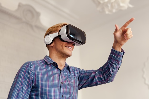 Hombre con gafas VR tocando el aire