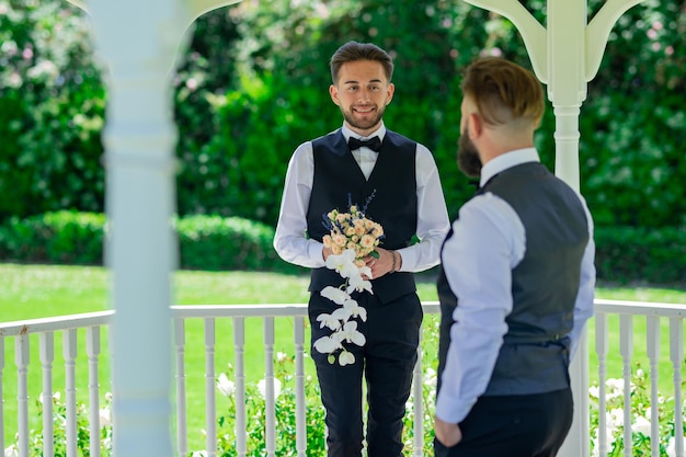 Hombre gay novio en boda matrimonio del mismo sexo y concepto de amor feliz pareja gay en boda romántica y