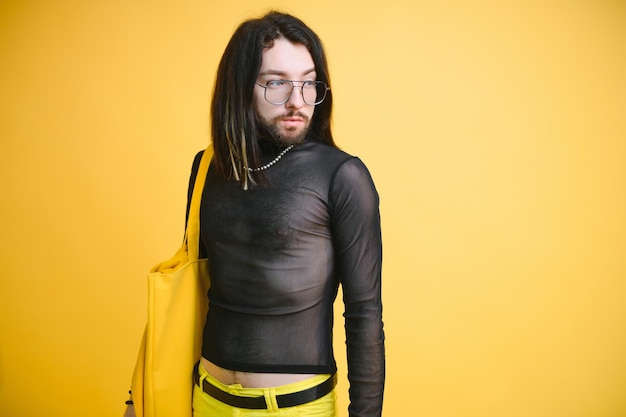 Hombre gay sostenga la bandera de rayas del arco iris aislada en el retrato de estudio de fondo de color Gente estilo de vida moda concepto lgbtq