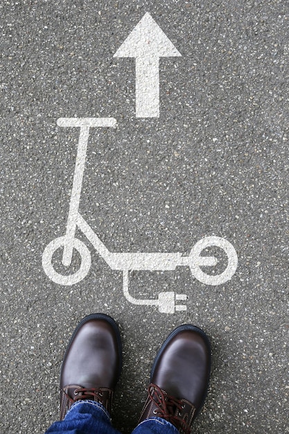 Hombre gente scooter eléctrico escooter road sign flecha eco amigable movilidad formato vertical