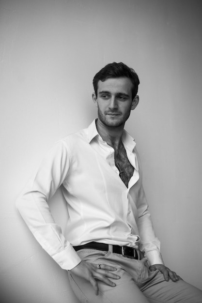 Un hombre georgiano con una camisa blanca en una foto en blanco y negro