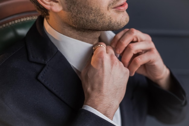 Foto un hombre georgiano con traje el concepto de negocio