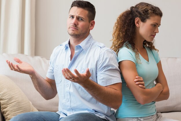 Foto hombre gesticulando mientras discute con la mujer