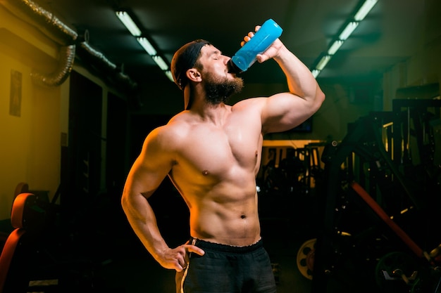 Hombre en el gimnasio con agitador