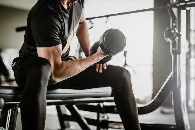 Hombre de gimnasio haciendo ejercicio con pesas