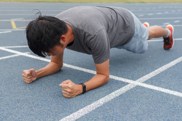 Hombre de gimnasio haciendo ejercicio de tablas - concepto de entrenamiento