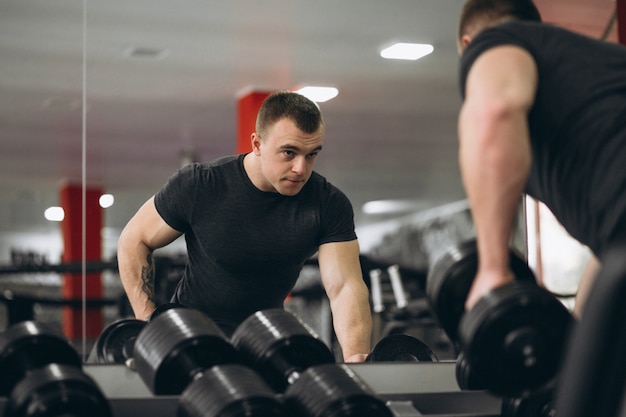 Hombre en el gimnasio