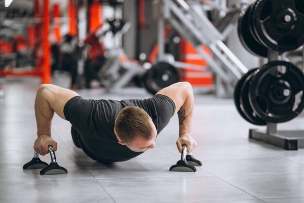 Hombre en el gimnasio