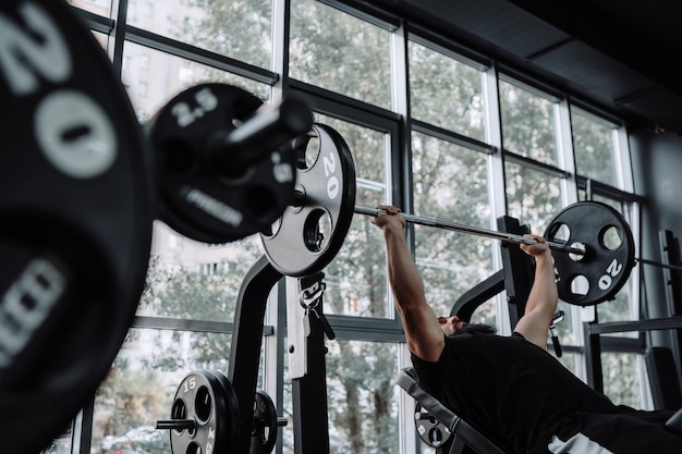 Hombre en el gimnasio