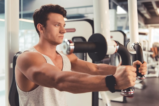 Hombre en el gimnasio