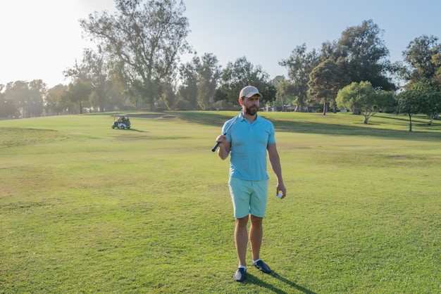 Hombre golfista jugando al golf en un campo de golf