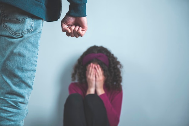 Foto hombre golpea a mujer