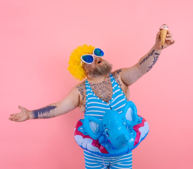 Hombre gordo con barba y peluca come un helado