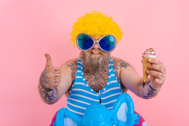 Hombre gordo con barba y peluca come un helado