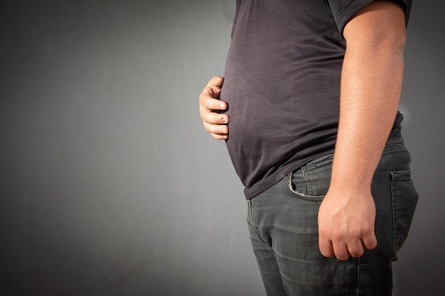 Hombre gordo caucásico con gran barriga