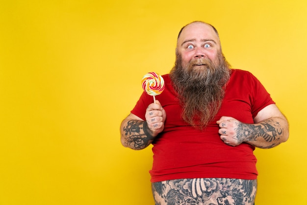 Hombre gordo divertido e hilarante hambriento de comida poco saludable