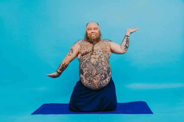 Hombre gordo divertido haciendo meditación de yoga carácter divertido e irónico