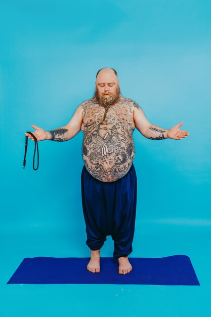 Hombre gordo divertido haciendo meditación de yoga carácter divertido e irónico