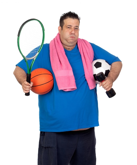 Foto hombre gordo ocupado con muchos deportes aislados sobre fondo blanco