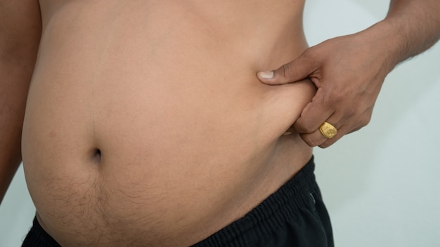 Foto hombre gordo sobrepeso mostrar vientre