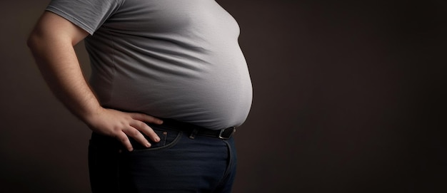 El hombre gordo del vientre del hombre con sobrepeso tiene exceso de grasa, está haciendo dieta y perdiendo peso sin salud médica c