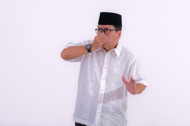 Foto un hombre con gorra se tapa la nariz y levanta el dedo