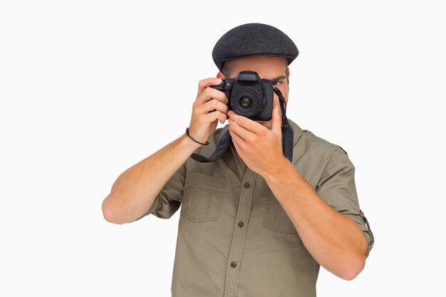 Hombre con gorra tomando fotos photo