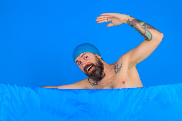 Hombre con gorro de natación hombre tomar una ducha con gorro de natación  baño lavado de cuerpo natación