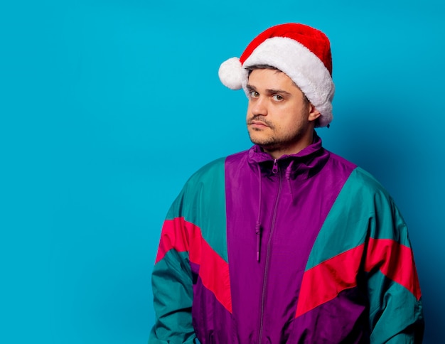 hombre con gorro navideño y chaqueta de los 90