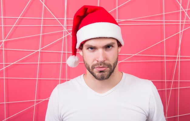 Foto hombre con gorro de papá noel espera entrega de regalos de navidad regalo de navidad compras navideñas en línea feliz año nuevo la mañana antes de navidad hombre feliz de papá noel capturando el momento feliz disfruta de la fiesta de año nuevo