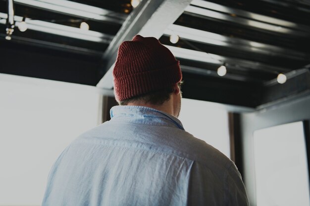 Hombre con un gorro rojo