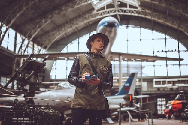 Hombre gracioso en el museo de aviones.