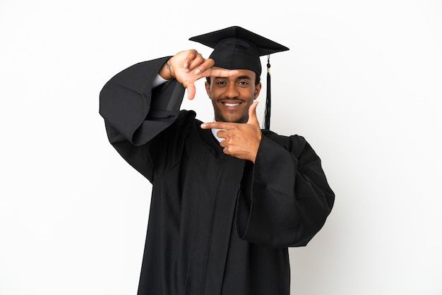 Hombre graduado de la Universidad afroamericana sobre fondo blanco aislado cara de enfoque. Símbolo de encuadre