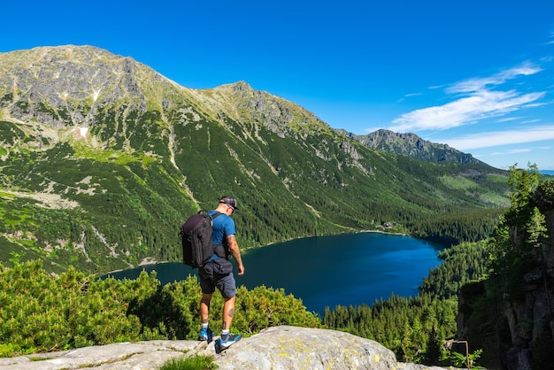 Hombre en una gran aventura de senderismo al aire libre en las montañas