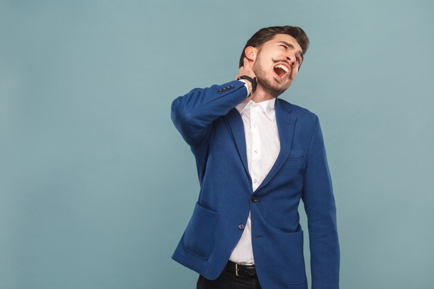 El hombre grita porque el dolor en el cuello