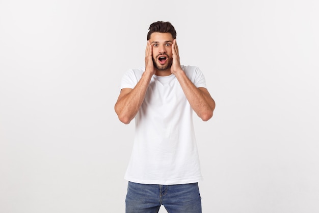 Hombre gritando con la boca abierta, sostenga la mano de la cabeza, use camisa blanca casual, blanco aislado, emoción de cara de concepto