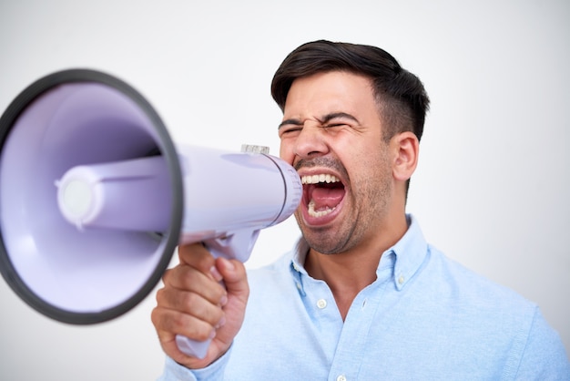 Foto hombre gritando en megáfono