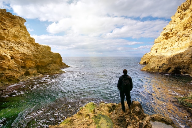 Hombre en gruta. Composición de la naturaleza.