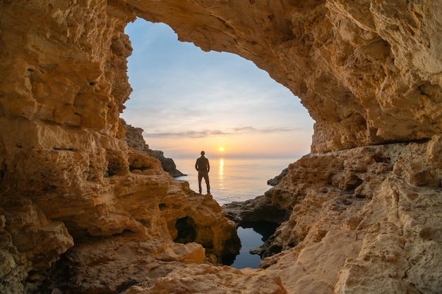 Hombre en la gruta del mar.