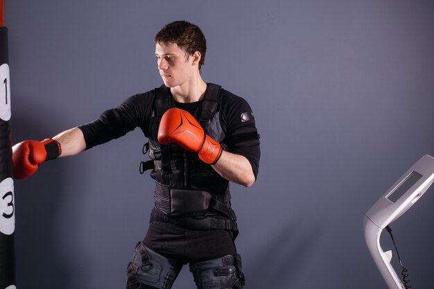 Hombre en guantes de boxeo durante el entrenamiento