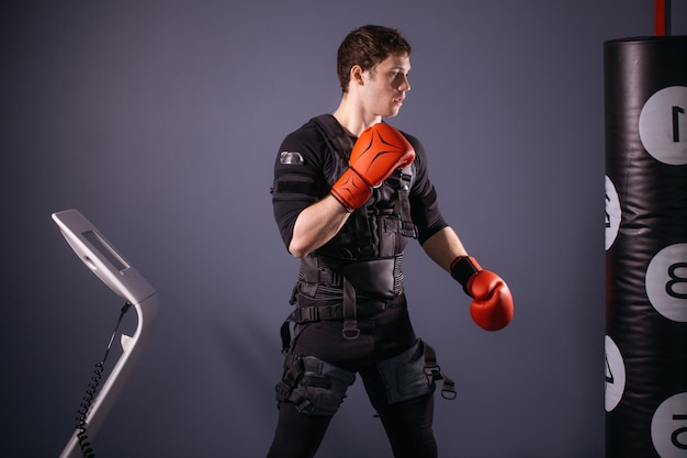 Hombre en guantes de boxeo durante el entrenamiento