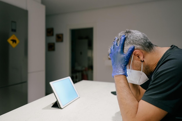 Foto hombre con guantes, mascarilla y problemas covid19