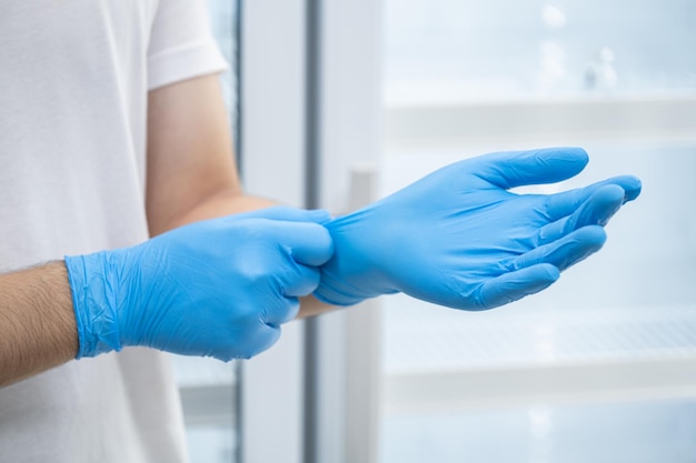 Foto un hombre con guantes de nitrilo azul.