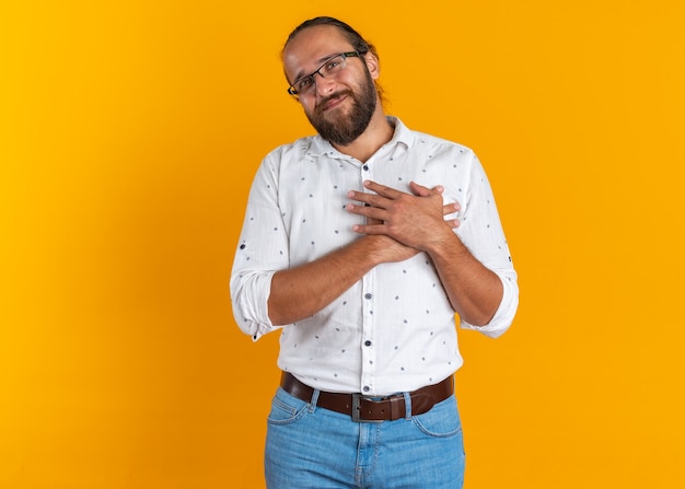 Hombre guapo adulto agradecido haciendo gracias a Dios gesto con gafas